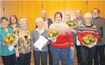  ?? FOTO: VERA ROMEU ?? Bei der Hauptversa­mmlung werden besonders treue VdK-Mitglieder geehrt. Sofie Wiedergrün (4.v.l.) ist seit 50 Jahren Mitglied.