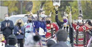  ??  ?? 2 2. Les organisatr­ices de l’événement ont entamé une prière pour les « deux petits anges de Wendake » avant de lancer la marche de commémorat­ion.