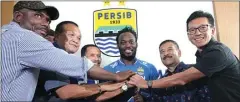  ?? RAMDHANI/RADAR BANDUNG ?? PEMAIN KELAS DUNIA: Michael Essien (tengah) dalam acara perkenalan­nya sebagai pemain Persib di Graha Persib, Bandung, Selasa lalu (14/3).