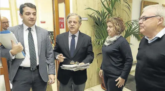  ?? SÁNCHEZ MORENO ?? José María Bellido, Salvador Fuentes, Alba Doblas y Emilio Aumente, en los pasillos de Alcaldía.