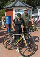  ??  ?? Karita Arrajoki och Kim Forsström har reserverat tre dagar för sin cykelfärd.
