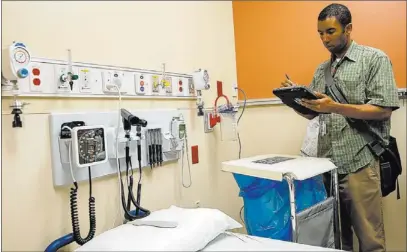  ?? PHOTOS BY MARTIN S. FUENTES/ LAS VEGAS REVIEW-JOURNAL ?? Allen Tyson, senior tech analyst for MountainVi­ew Hospital, prepares a new patient room during the second phase of the expansion.