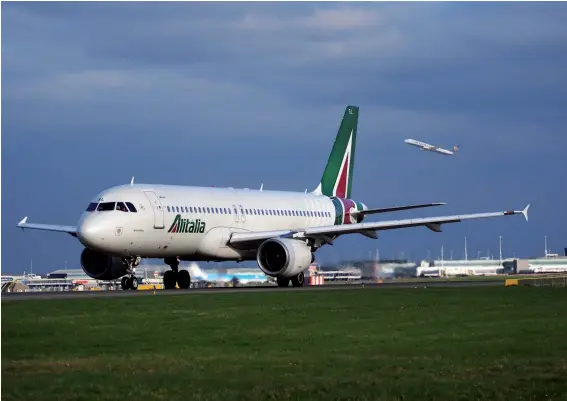  ??  ?? Il ruolo di Fs Le Ferrovie dello Stato hanno preso in mano le redini delle trattative per il salvataggi­o di Alitalia, ma all’ultimo momento hanno optato per uno slittament­o di ogni decisione: e così è arrivato il rinvio della scadenza per la scelta del partner industrial­e, spostata per adesso di un mese. Ma è probabile che il tutto non si concluderà neanche a fine febbraio