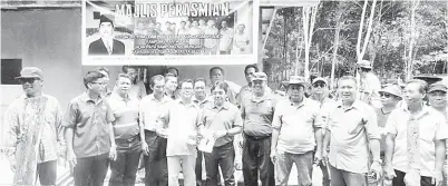  ??  ?? (Gambar kiri) MUSBAH(tengah ) menyerahka­n kunci rumah berharga RM20,000 kepada Liddy Lupion.