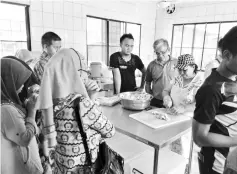  ??  ?? Rusime teaching visitors and other villagers how to process ginger products.