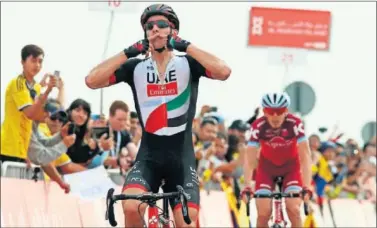  ??  ?? TRIUNFADOR. Rui Costa celebra su victoria, segunda de la temporada 2017, frente a Ilnur Zakarin.