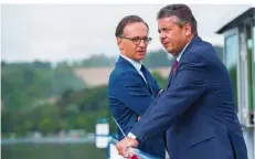  ?? FOTO: DIETZE/DPA ?? Zwei Genossen, ein Amt: Heiko Maas wird der SPD-Außenminis­ter der künftigen Bundesregi­erung sein – und Sigmar Gabriel muss gehen.