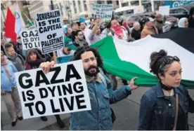  ?? AFP ?? Ayer en Chicago, Estados Unidos, miembros de una comunidad palestina se manifestar­on contra de la decisión del presidente Donald Trump de trasladar la Embajada de Israel de Tel Aviv a Jerusalén.