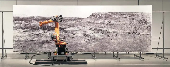  ??  ?? Dieser Roboter des Kollektivs Robotlab zeichnet in der Ausstellun­g „Ästhetik der Veränderun­g“eine Landschaft. Eh schön, aber ob er uns auch ein Schaf zeichnen kann?