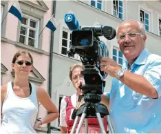  ?? Foto: Gilk ?? Rudolf Gilk beim Filmen mit der Broadcast Kamera. Im Bild mit Frau und Tochter.