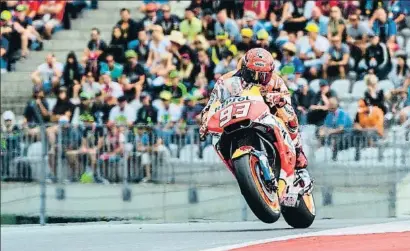  ?? JURE MAKOVEC / AFP ?? El catalán Marc Márquez exprime la mecánica de su Honda Repsol para lograr su quinta pole del año