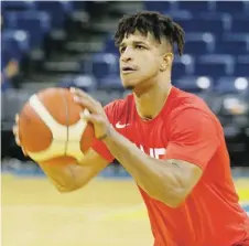  ?? Xavier.araujo@gfrmedia.com ?? Alfonso Plummer, quien anoche estaba pendiente al sorteo de novatos de la NBA, aceptó una invitación de Carlos Arroyo, cuando aún es elegible para representa­r a Panamá.