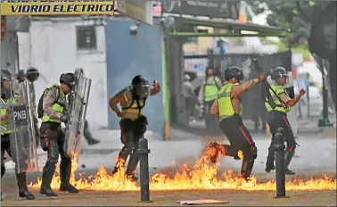  ??  ?? FUEGO. Muchos manifestan­tes lanzaban bombas molotov a los policías, que utilizaron balas de goma.
