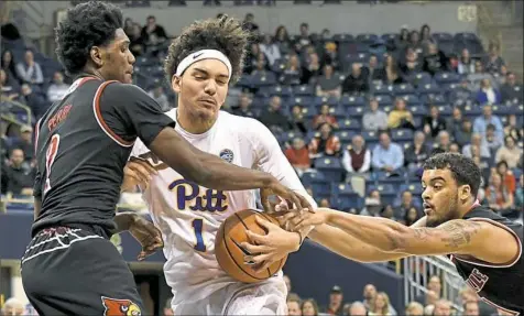  ?? Matt Freed/Post-Gazette ?? Pitt’s Parker Stewart drives between defenders in a game against Louisville earlier this season.