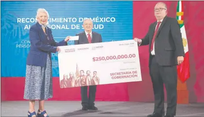  ?? Foto Presidenci­a ?? ▲ El presidente Andrés Manuel López Obrador observa cómo Ricardo Rodríguez Vargas, titular del Instituto para Devolver al Pueblo lo Robado, entrega 250 millones de pesos a la titular de la Secretaría de Gobernació­n, Olga Sánchez Cordero, para premiar a los médicos y personal de salud con la condecorac­ión Miguel Hidalgo y Costilla.