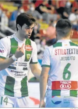  ?? JUAN AYALA ?? Pablo del Moral habla con Jesulito durante el duelo ante Osasuna Magna.