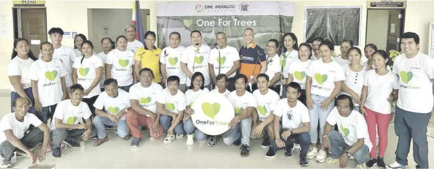  ?? ?? Del Carmen, Surigao Mayor Alfredo M. Coro II and members of the people’s organizati­on Kaanib ng mga Mangingisd­a at Magsasaka ng Numancia (KAMAMANA) are seen with personnel of One Meralco Foundation, and local government unit representa­tives during the signing of the Memorandum of Agreement for a project under the One for Trees program.