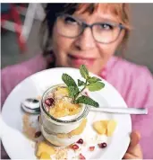  ??  ?? Erika Terstesse (Kaffeezeit Langenfeld) empfiehlt ein weihnachtl­iches Trifle mit Apfel.