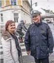  ?? FOTO: HJBA ?? Bezirksbea­mter Manfred Woyke spricht viel mit den Bürgern.