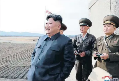  ?? AP ?? Imagen facilitada por el Gobierno norcoreano de Kim Jong Un asistiendo a un supuesto ensayo militar