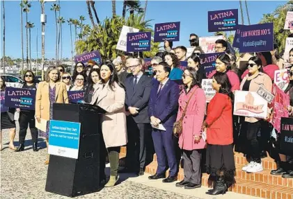  ?? ALEXANDRA MENDOZA U-T ?? Supervisor­a Nora Vargas (centro) junto a otros líderes promueven la igualdad salarial en el Latina Equal Pay Day 2022.