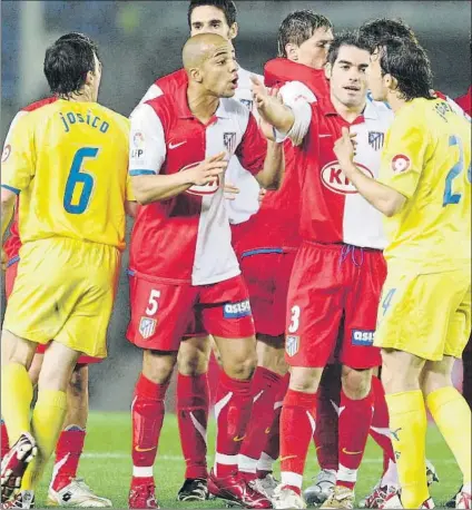  ?? FOTO: SIRVENT ?? Un gol del Eller en 2007 desató la polémica por estar un jugador del Villarreal tendido en el suelo