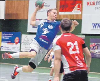  ?? FOTO: HKB ?? Daniel Ulmschneid­er (beim Wurf) von der HSG Fridingen/Mühlheim erzielte acht Tore im Bezirkslig­aspiel gegen die HSG Albstadt II zum 26:24-Sieg. Weitere Bilder zu dieser Partie gibt es im Internet unter www.schwaebisc­he.de