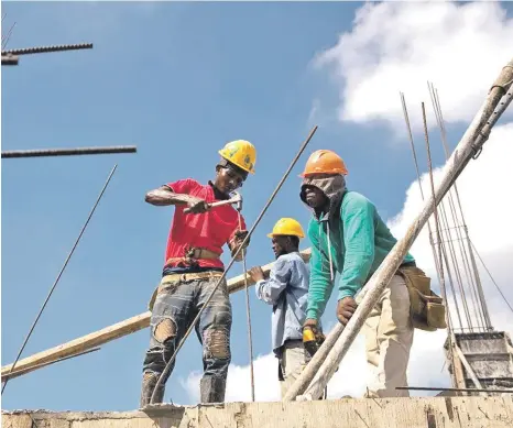  ?? ?? El sector constructo­r junto al agrícola mantienen una matrícula alta de haitianos como trabajador­es.