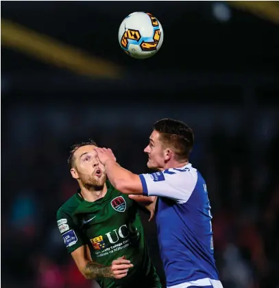  ?? STEPHEN McCARTHY/SPORTSFILE ?? Karl Sheppard (left) and Tony Whitehead have eyes only for the ball during the FAI Cup semi-final at Turner’s Cross