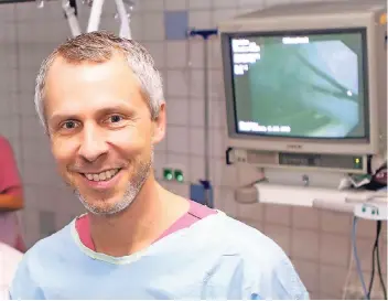  ?? FOTO: PREUSS/K-PLUS ?? Volker Groneck ist leitender Oberarzt am Remigius-Krankenhau­s. Früherkenn­ung kann Leben retten, weiß der Spezialist für Darmerkran­kungen und rät zur systematis­chen Vorsorge.