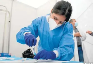  ?? RAFAEL GONZÁLEZ ?? Una enfermera carga la jeringa con la dosis de una vacuna, ayer en Almería.