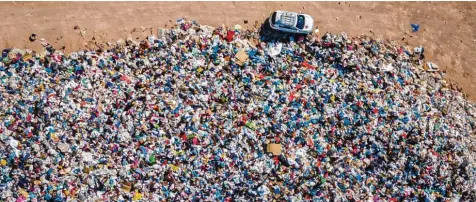 ?? Foto: Antonio Cossio, dpa ?? Gebrauchte Kleidungss­tücke liegen in einer Müll-Deponie in der Atacama-Wüste. Nicht nur dort stapeln sich die Berge aus Fast Fashion.