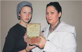  ?? Picture: Alanicka Lotriet ?? SHOCK. Ashley and Eileen du Toit are saddened by the theft of the ashes of Eileen’s mother.
