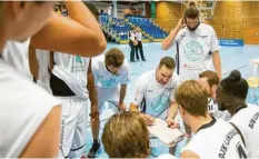  ?? Foto: Julian Leitenstor­fer ?? Ryan Broker (mit Tafel) ist seit September neuer Trainer bei den Landsberge­r Basketball­ern. Sein bislang größtes Problem hat keinen sportliche­n Hintergrun­d.