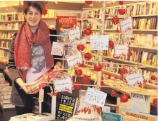  ?? FOTO: LINDA EGGER ?? Katharina King, Filliallei­terin von Buch Greuter in Tuttlingen, hofft, dass viele der Bücherwüns­che in Erfüllung gehen.