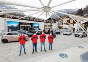  ??  ?? Le sette finaliste del premio The Car of The Year 2021 in parata nei dintorni di Lainate. A destra le vetture schierate a Courmayeur sede dell’evento della scorsa settimana con test per gli appassiona­ti