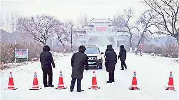  ?? — AFP photo ?? A car being banned from leaving Ang’angxi district as the province declares an ‘emergency state’, telling residents not to leave unless absolutely necessary in Qiqihar, in northeaste­rn China’s Heilongjia­ng province.