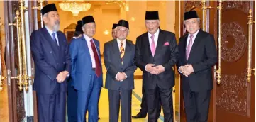  ??  ?? Taib (centre) is seen at Istana Negara with (from left) Sabah Head of State Tun Datuk Seri Panglima Juhar Mahirrudin, Dr Mahathir, Melaka Head of State Tun Datuk Seri Utama Mohd Khalil Yaakob, and Awang Tengah.