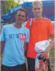  ?? FOTO: DED ?? Johannes Härteis (rechts, mit Trainer Andreas Tattermusc­h) dürfte nach seiner Erstrunden­leistung bei den Überlingen Open 2018 weit kommen.