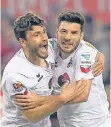  ?? FOTO: IMAGO ?? Torschütze Milos Jojic (rechts) wird von Jonas Hector umarmt.