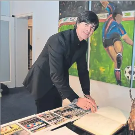  ?? FOTO: C. CHAVES ?? Joachim Löw El selecciona­dor alemán dio su primera convocator­ia post Mundial