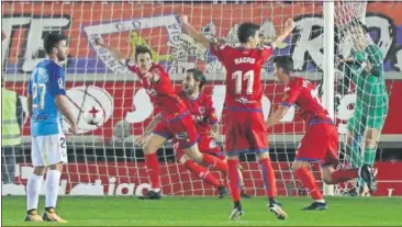  ??  ?? ALEGRÍA. El Numancia remontó el partido al Málaga en un descuento trepidante.