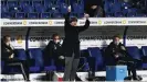  ??  ?? Engagierte­r Auftrittt an der Seitenlini­e: Joachim Löw coachte und gestikulie­rte viel