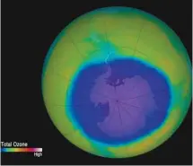  ?? NOAA VIA ASSOCIATED PRESS ?? Une image des niveaux de la couche d’ozone, fournie par la National Oceanic and Atmospheri­c Administra­tion, en octobre 2015. En bleu et en violet, les zones où l’ozone est le plus faible.