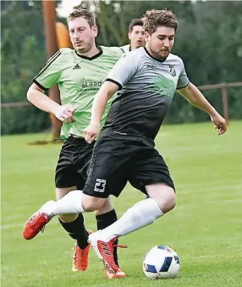  ?? FOTO: KLAUS-DIETER STADE ?? Westfalia Anholt verlor am vergangene­n Dienstag das Testspiel gegen Bezirkslig­ist SV Vrasselt mit 2:5. Felix Schirrmach­er (rechts) markierte beide Treffer für den A-Ligisten.