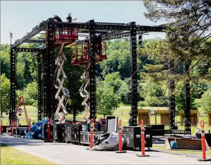  ?? Karli Cadel / The Glimmergla­ss Festival ?? Workers build the outdoor stage at Glimmergla­ss? earlier this summer.