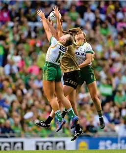  ?? SPORTSFILE ?? High flyer: Meath’s Vikki Wall (left) soars in the air