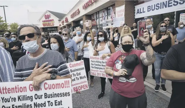  ??  ?? 0 While more than 100,000 Americans have died from the coronaviru­s, others are protesting against lockdown claiming it is a political, not a health issue