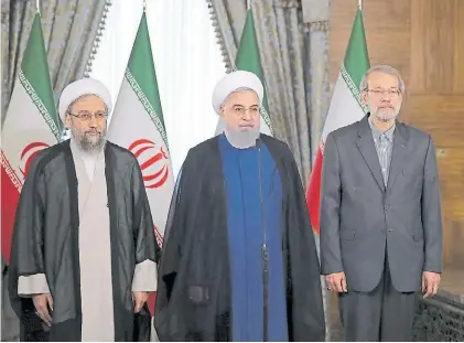 ?? AP ?? Discusione­s. El presidente Hassan Rohani (centro) con otros dos miembros del gobierno de Teherán.