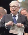  ?? 2012 PHOTO BY NATI HARNIK, AP ?? Warren Buffett doesn’t hide his love for the newspaper.